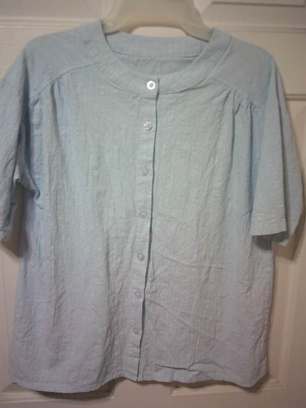 WOMENS SZ M BABY BLUE SS BLOUSE TOP MADARIN STYLE COLLAR CRINKLE TEXTURED FABRIC